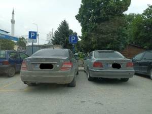 (Фото вест) На паркинг за инвалиди паркира кој ќе стигне