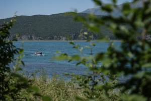 Среде водата и времето: Островот Голем Град