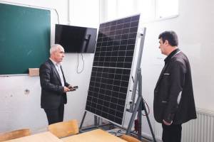 Фотоволтачина централа поставена на покривот на Долната гимназија