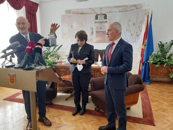 Гир му подари сончева тегла на Коњановски како знак за почиста животна средина